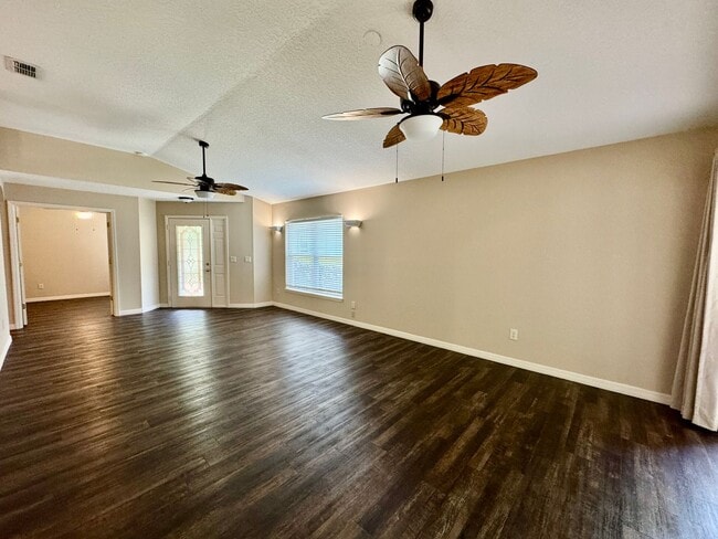 Building Photo - IMMACULATE 2/2 with FLEX ROOM in Country C...