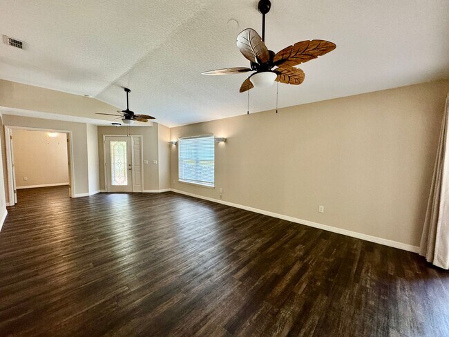 Foto del edificio - IMMACULATE 2/2 with FLEX ROOM in Country C...