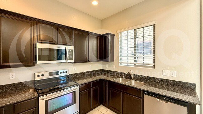 Building Photo - 1367 S Country Club Dr