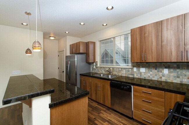 Foto del edificio - 2BD 2.5BA + Bonus Room Townhouse w/Garage + AC + Washer/Dryer Included