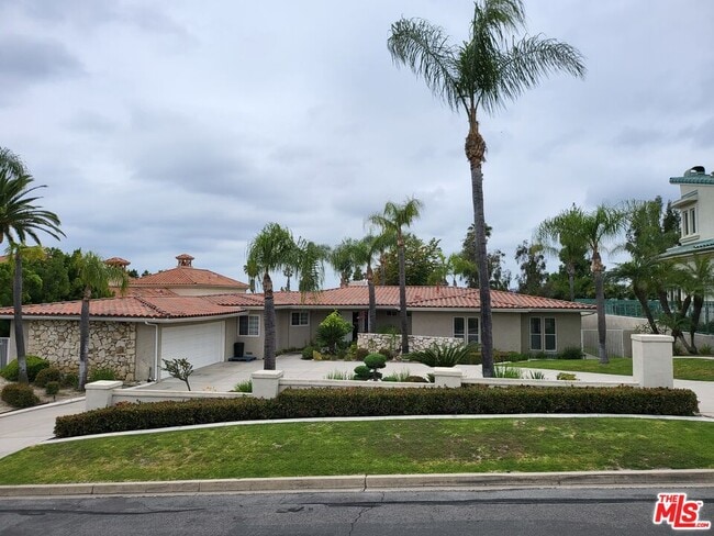 Foto del edificio - 8697 Hillcrest Rd