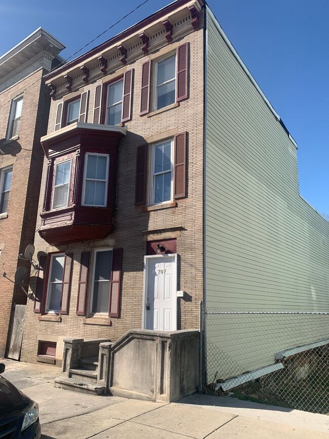 Building Photo - 707 E Market St