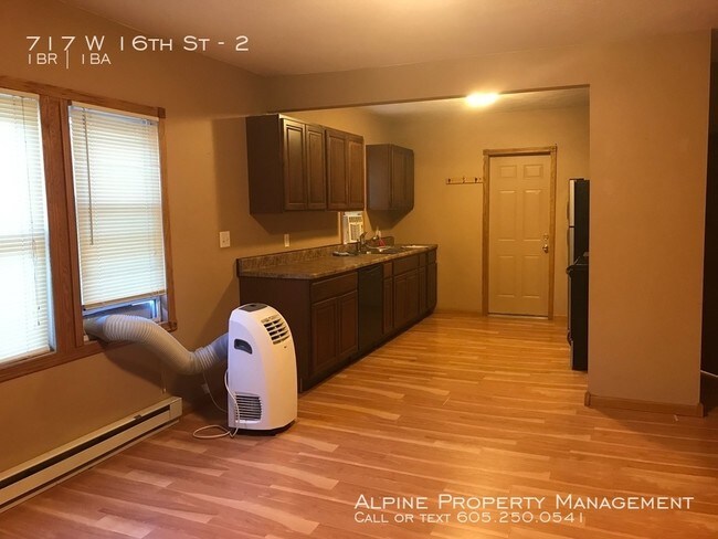 Building Photo - 717 W 16th St