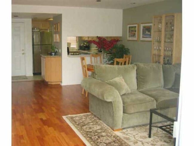 Building Photo - 3 Bed 2.5 Bath in Pacific Beach with laundry and garage!