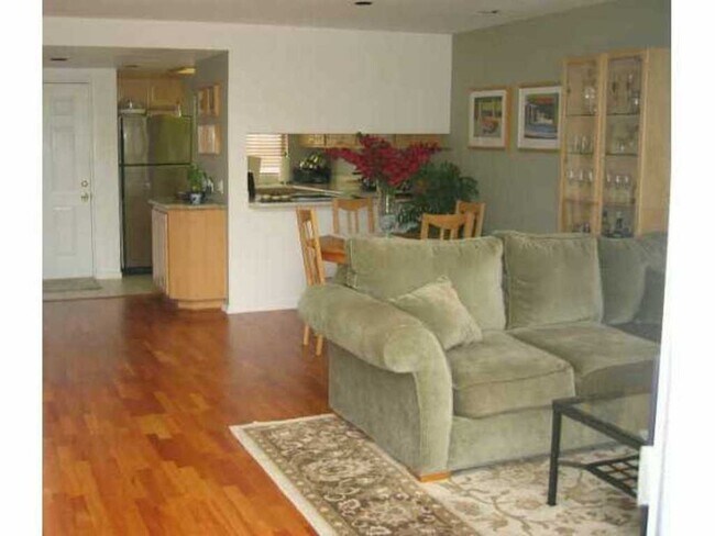 Foto del edificio - 3 Bed 2.5 Bath in Pacific Beach with laundry and garage!