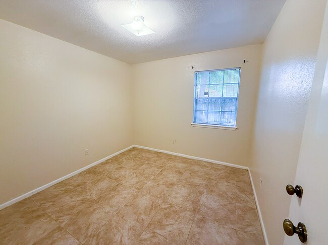 Building Photo - 3005 Brook Dr