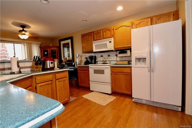 Building Photo - 37210 Amhurst Dr