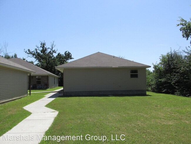 Building Photo - 910 Cavanaugh Rd