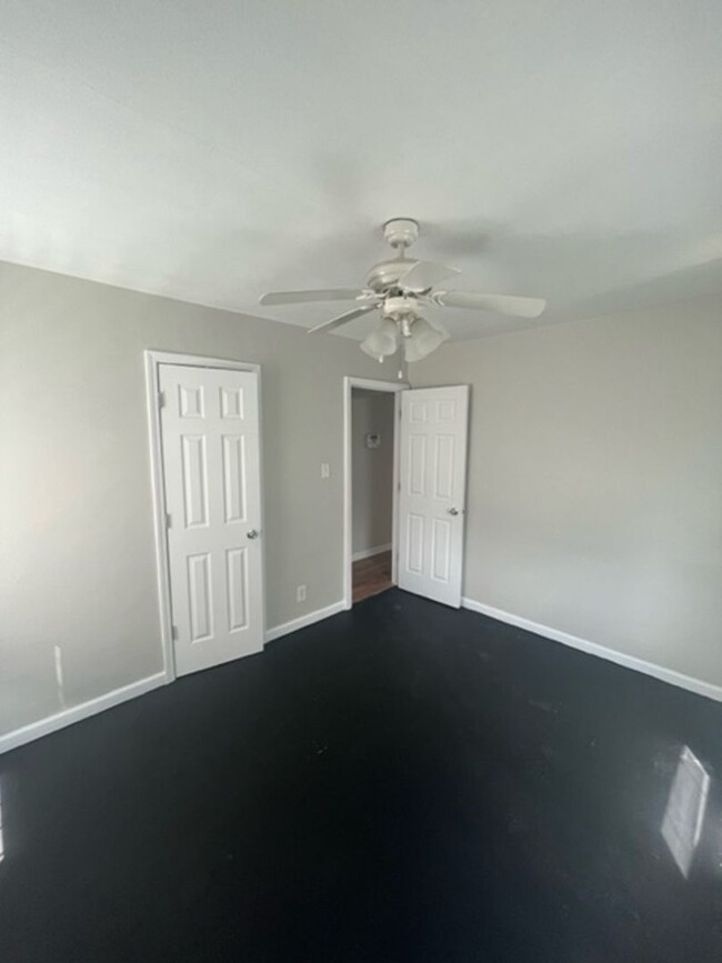 Building Photo - Cozy Two Bedroom! Available Now! Section 8...