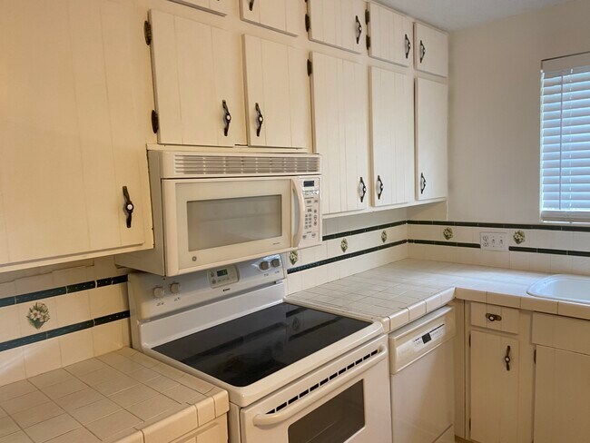 Foto del edificio - 4222 Lake Underhill Rd