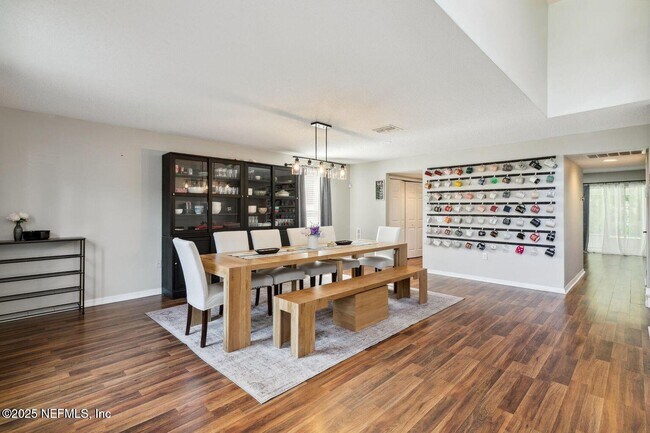 Foto del edificio - 8164 Foxdale Dr