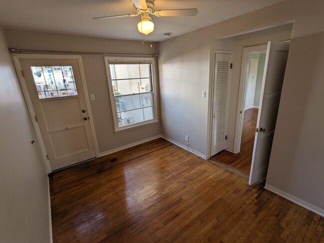 Foto del edificio - 4045 E 8th St