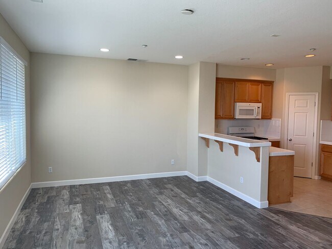 Building Photo - Great Townhouse in Gated Community!