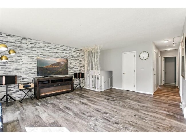 Building Photo - 455 Black Oaks Ln N