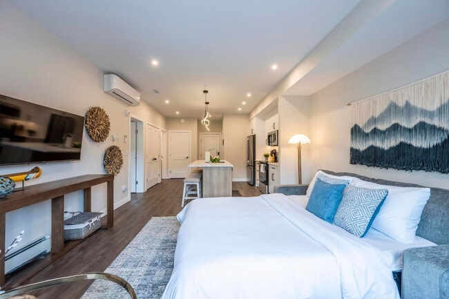 Building Photo - 901-907 7 St N