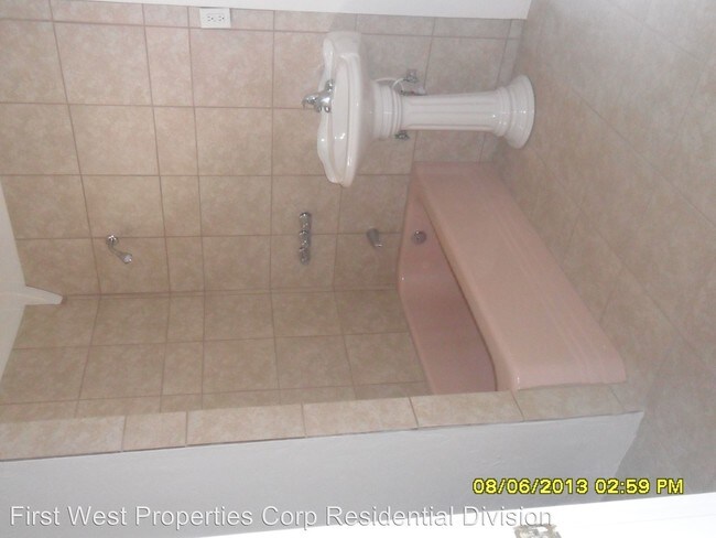 Building Photo - 3 br, 1.5 bath House - 959 E 13th St.