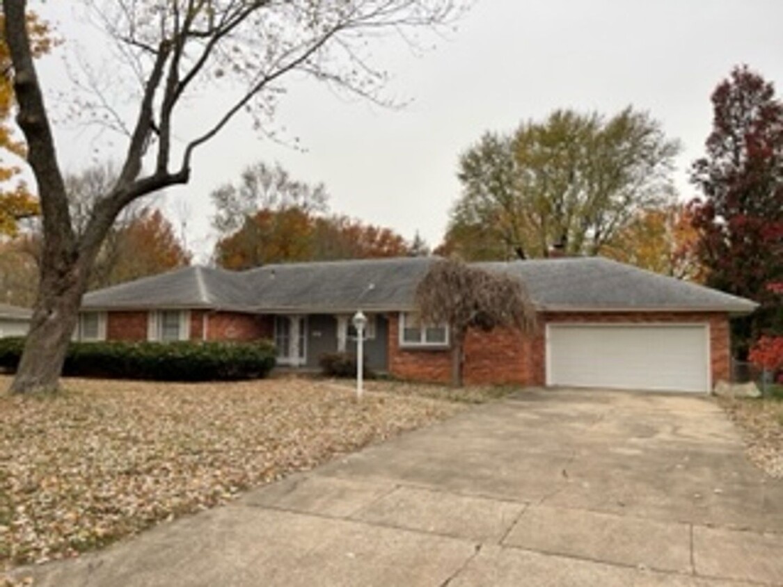 Primary Photo - 4 Bed, 2 1/2 Bath Glendale School District!