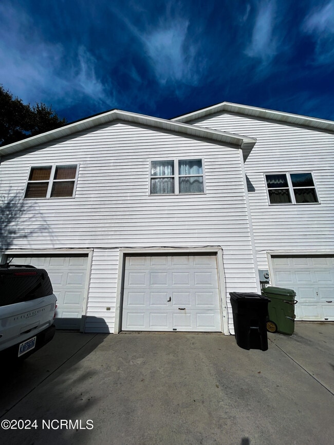 Building Photo - 203 W Landing Dr