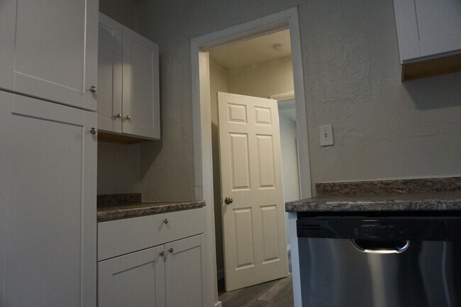 Building Photo - 968 W 500 S
