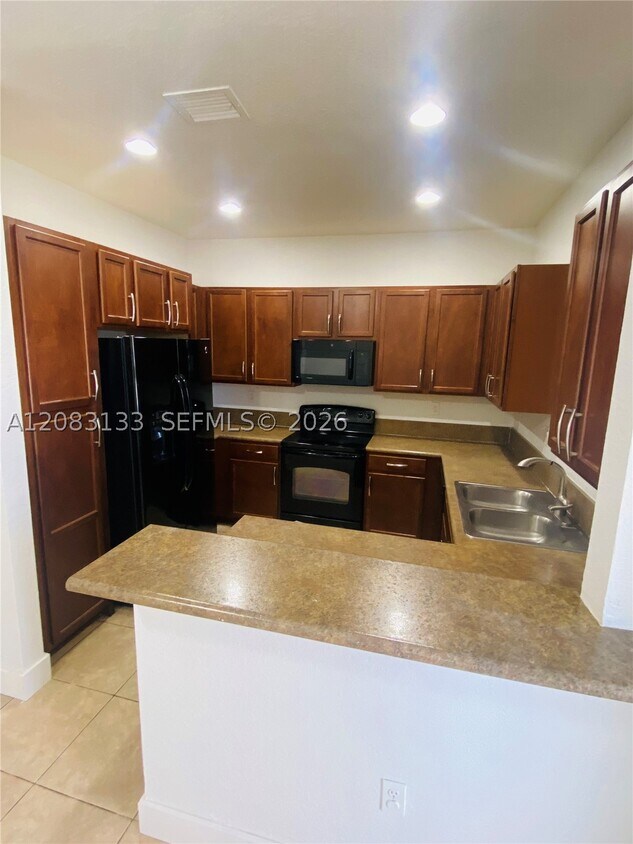 Foto del edificio - 21401 NW 13th Ct