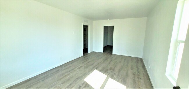 Building Photo - 706 W Euclid Ave