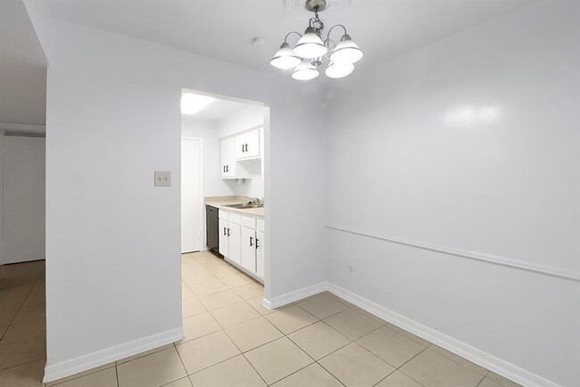 Building Photo - 5929 Queensloch Dr