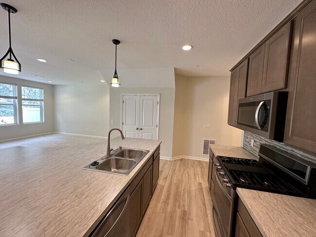 Foto del edificio - 7156 Walnut Grove Ln N