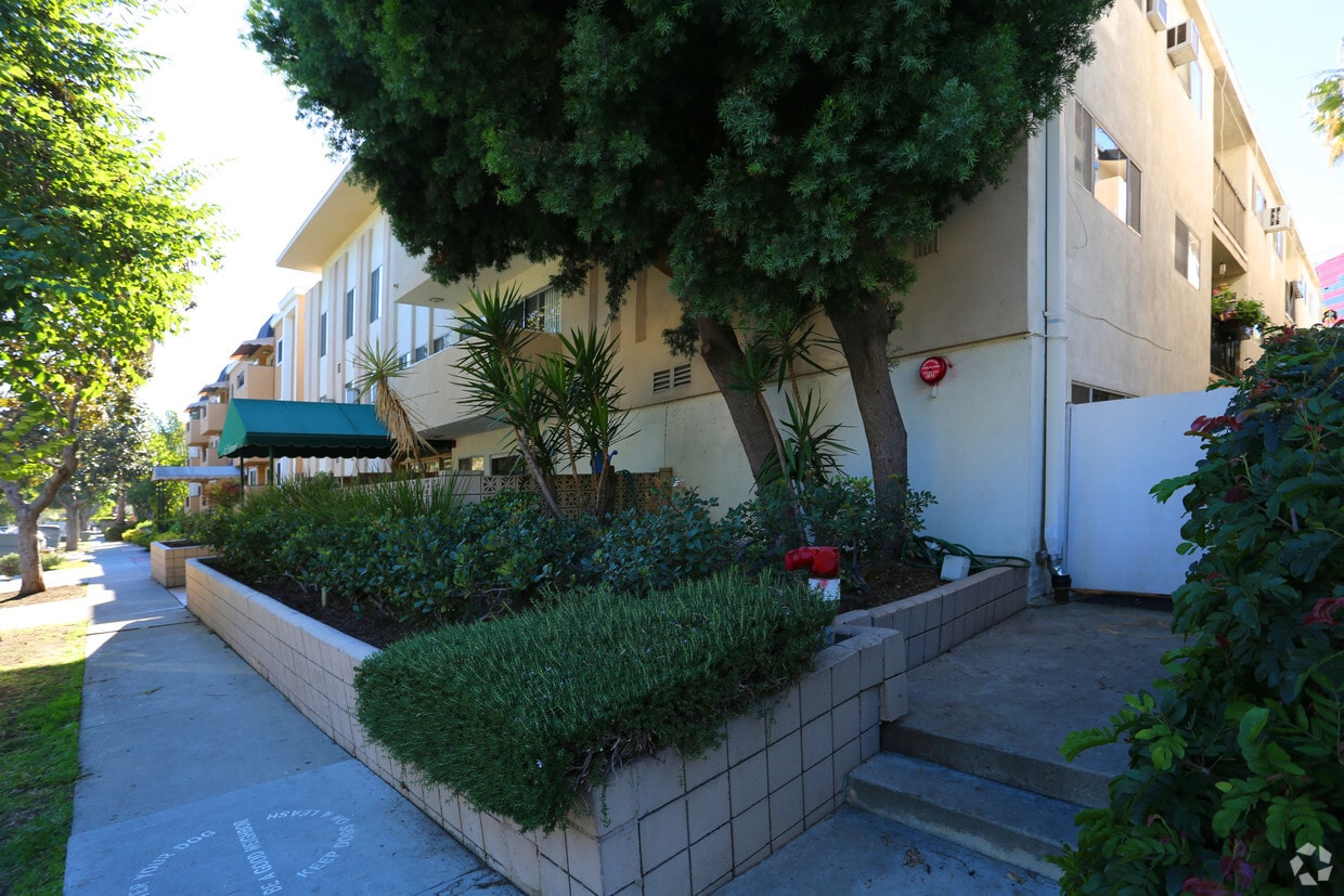 Building Photo - 711 Westmount Dr