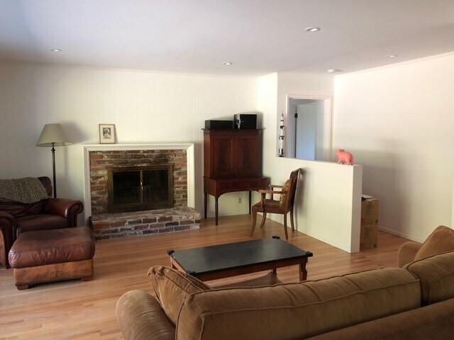 Building Photo - Cute 3/2 San Rafael Home Close to: Marin C...