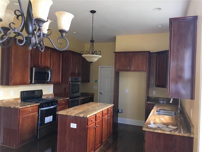 Building Photo - 5575 Toccoa Dr