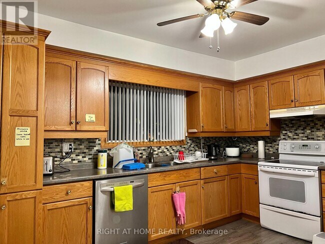 Building Photo - 4614 Eastwood Crescent