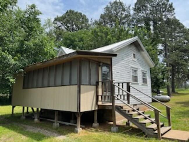 Building Photo - Newly Updated property