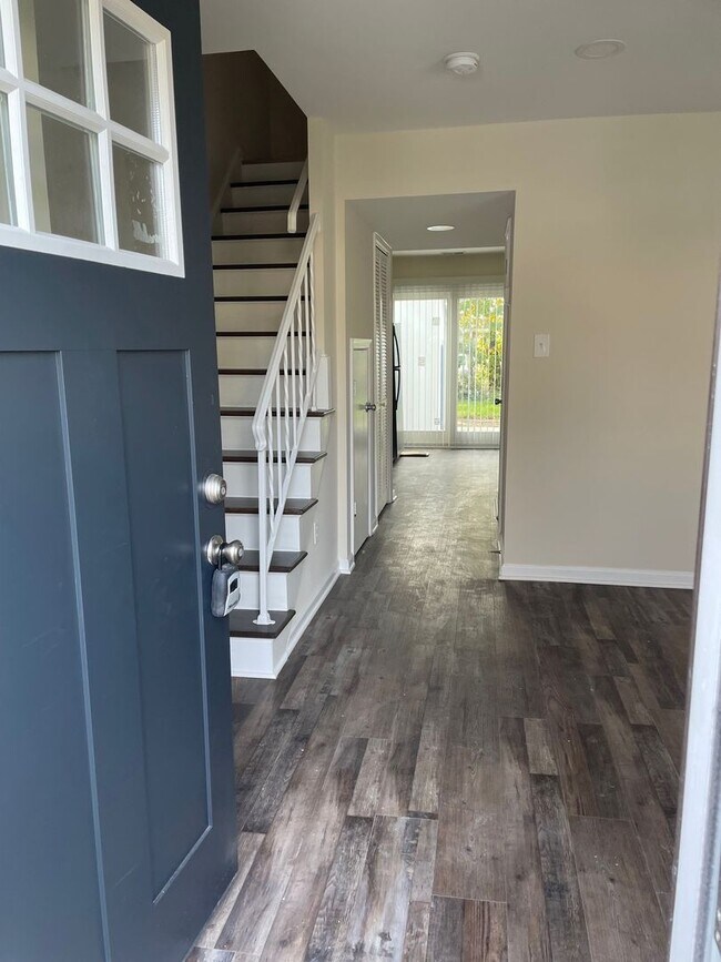Building Photo - Completely Renovated *End Unit* townhouse ...