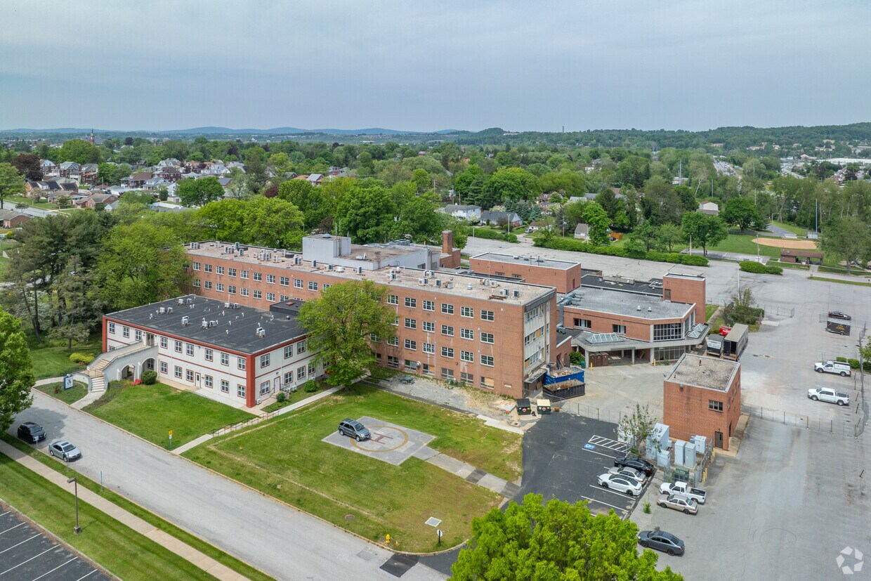 Foto principal - 325 S Belmont St