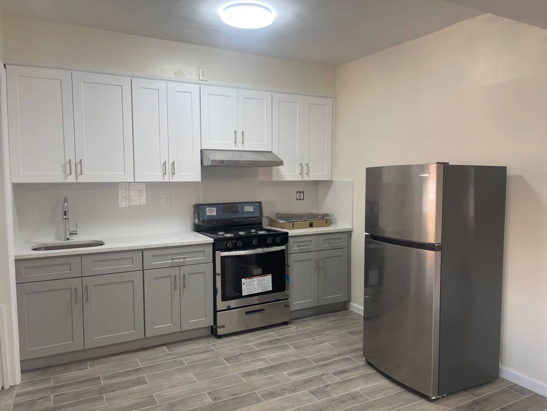 Foto principal - 2430-2485 85th St