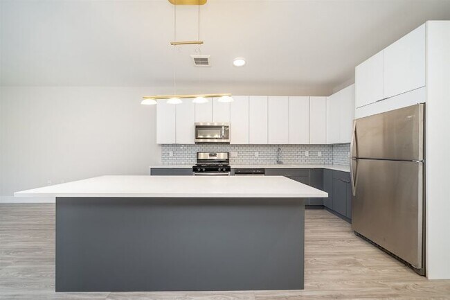 Foto del edificio - 6115-6119 Broadway