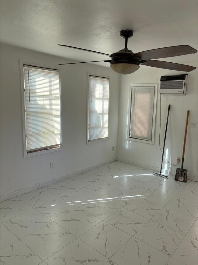 Sala de estar - 631 S J St