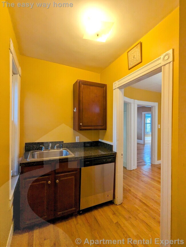 Building Photo - Medford/Tufts 4+ Bedroom, 2 Baths