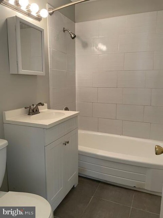 Foto del edificio - 3141 W University Blvd #C2, Kensington, MD...