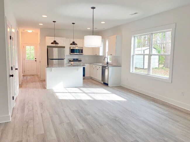 Building Photo - 811 Martin St