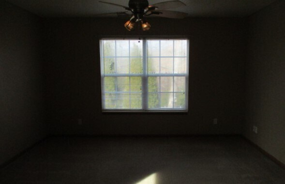 Building Photo - 3 Bed 2.5 Bath Fenced In Duplex, Waynesvil...