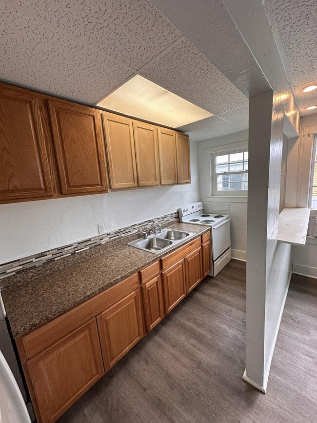 Building Photo - 600 Douglas St