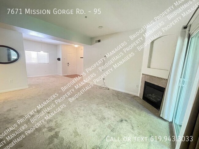 Foto del edificio - Check out this spacious 2 bedroom / 2 bath...