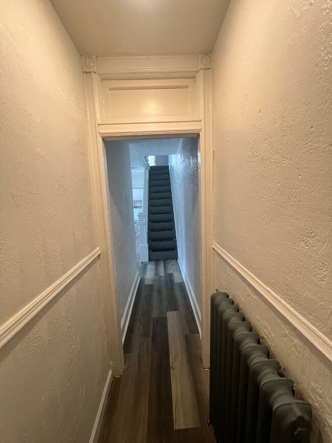 Building Photo - 4 bed 1 bath NEW RENO