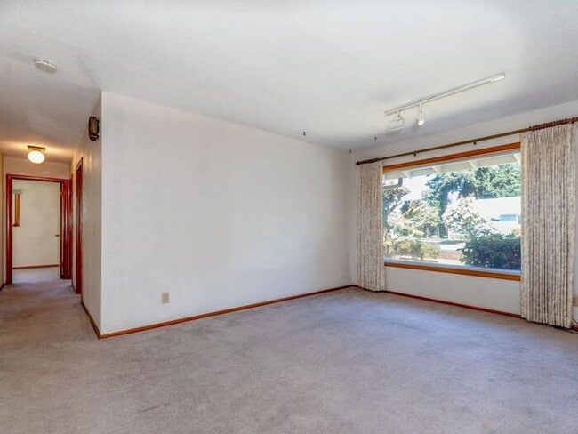 Building Photo - 5800 SE Willow St