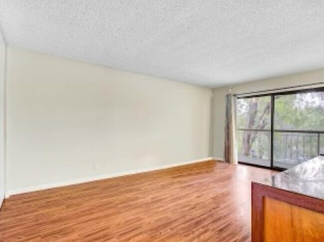 Foto del edificio - 300 N Civic Dr