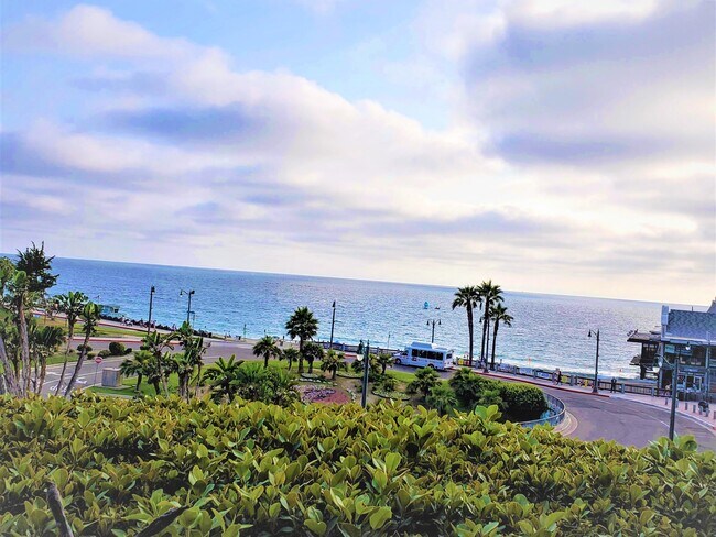 Vista desde la unidad de la planta baja y el balcón. - 665 The Village