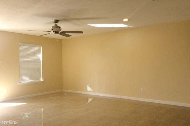 Building Photo - 129 Yorkshire Dr