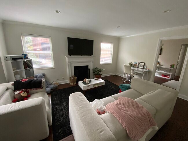 Sala de estar con chimenea y piso de madera noble. - 2023 Edgecliff Pt