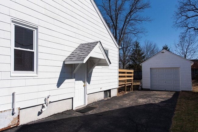 Building Photo - ANDERSON TWP- Cozy and clean 3 bed 2 bath ...